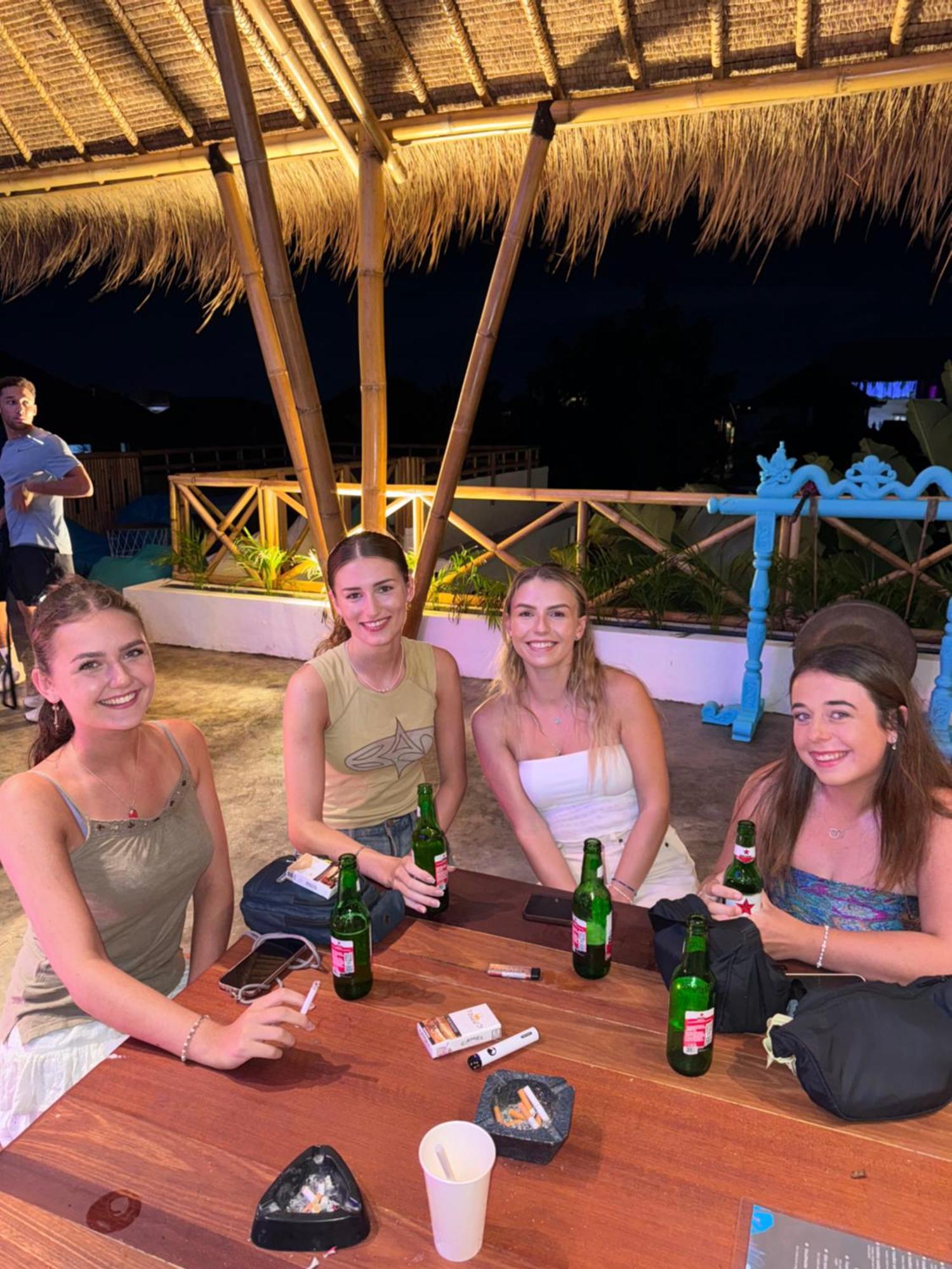 Canggu Central Hostel מראה חיצוני תמונה